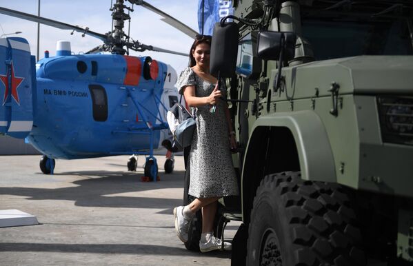 Девушка на выставке в рамках Международного военно-технического форума Армия-2022 на территории Конгрессно-выставочного центра Патриот - Sputnik Латвия