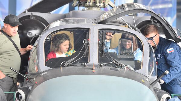 Посетители на выставке авиатехники в рамках форума Армия-2022 - Sputnik Латвия