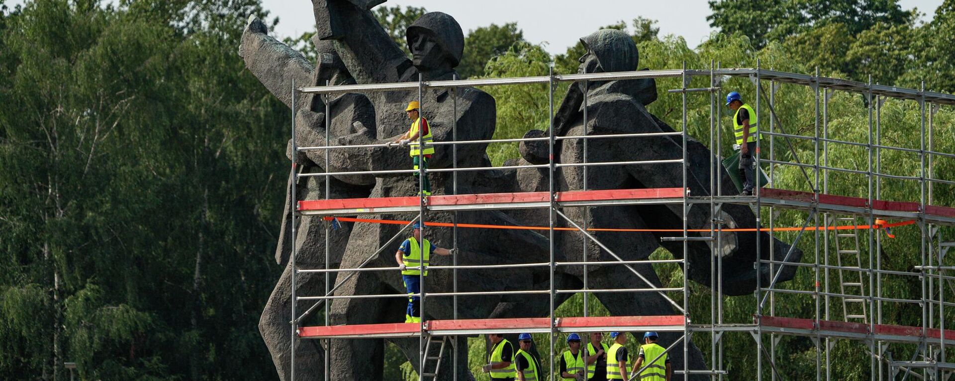 В Риге демонтируют памятник Освободителям - Sputnik Латвия, 1920, 24.11.2023