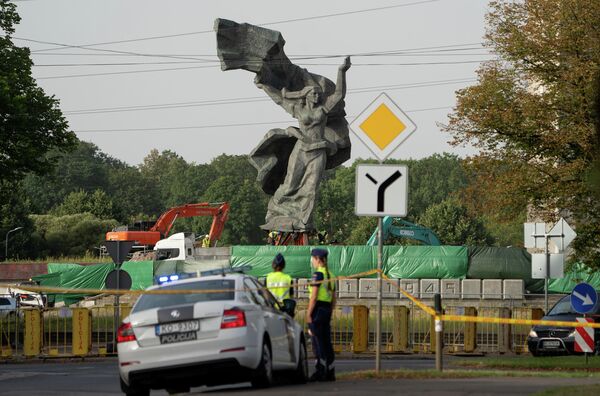 В первый день были демонтированы скульптуры солдат, сегодня, 24 августа, повалили статую Матери-Родины - Sputnik Латвия