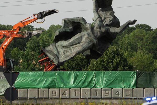 Основание статуи было разрушено, а сама скульптура была поднята на промышленных домкратах - Sputnik Латвия
