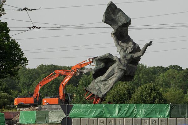 Крупную строительную технику пригнали в парк еще в понедельник, 22 августа - Sputnik Латвия