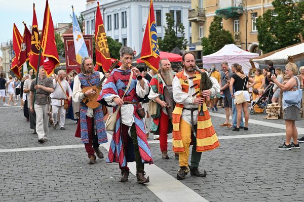 Традиционно ярмарка началась с торжественного шествия всех участников, несущих исторические флаги мастерских. - Sputnik Латвия
