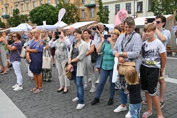 Традиционно ярмарка под открытым небом привлекла большое количество посетителей. - Sputnik Латвия
