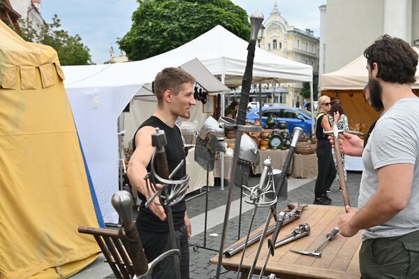 На ярмарке также были представлены реконструкции мечей и шлемов. - Sputnik Латвия