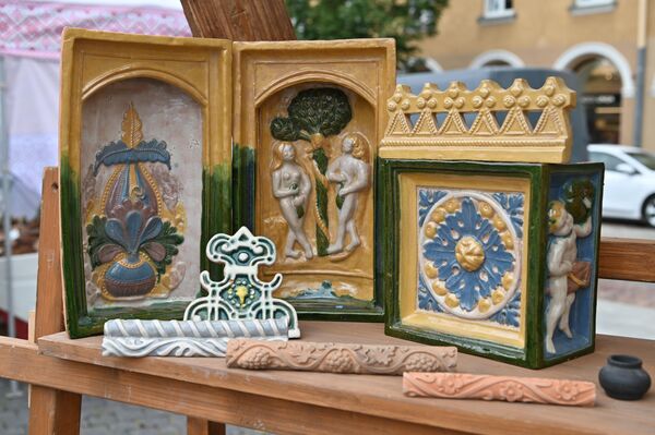 На фото: изделия из керамики с религиозным сюжетом.  - Sputnik Латвия