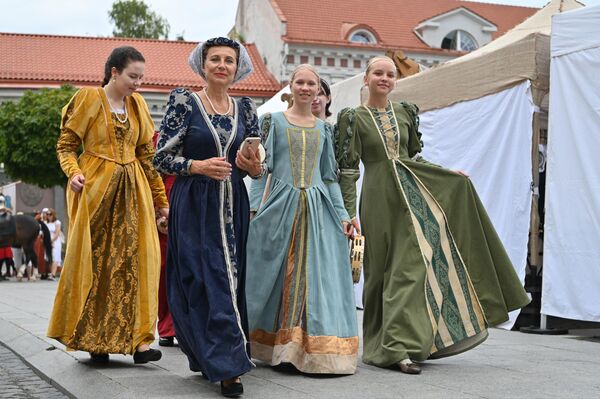 На ярмарке можно было увидеть костюмы времен позднего Средневековья и Ренессанса. - Sputnik Латвия