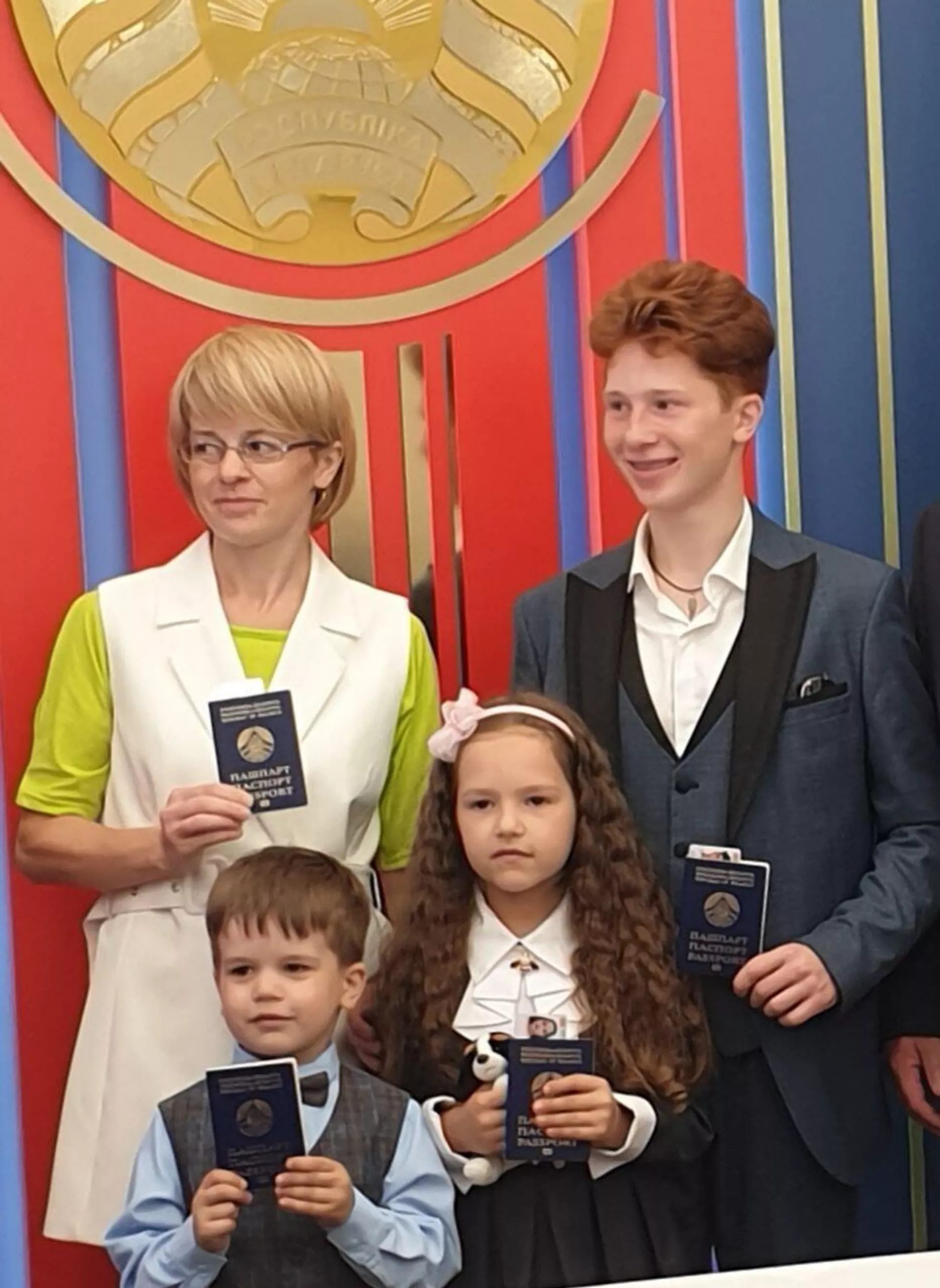 Семья Ильи Карозы, воспитанника рижской Academy KidsTV, получила белорусские паспорта Семья Ильи Карозы, воспитанника рижской Academy KidsTV, получила белорусские паспорта - Sputnik Латвия, 1920, 29.08.2022