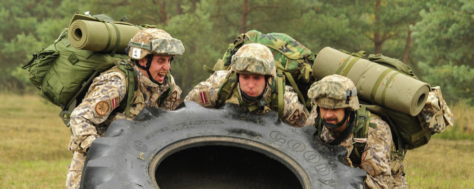 Латвийские военнослужащие во время учений на полигоне Графенвор, Бавария, Германия, 19 октября 2015 года  - Sputnik Латвия, 1920, 30.08.2022