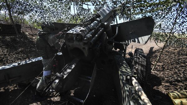 Военнослужащий ВС РФ у гаубицы Гиацинт на южном направлении военной спецоперации на Украине - Sputnik Латвия