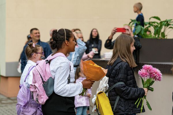 Ученики с цветами идут в школу. - Sputnik Латвия