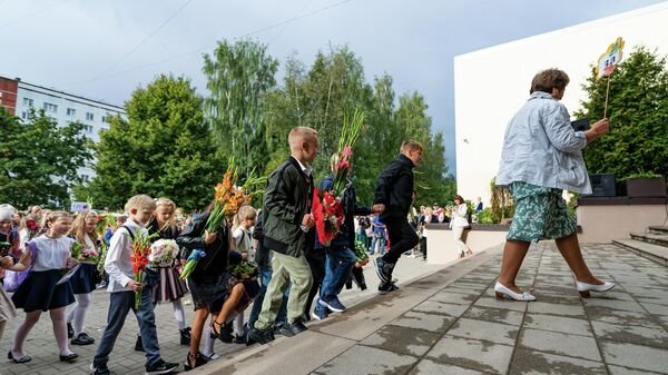 Первый раз в первый класс: День знаний в одной из рижских школ, 1 сентября 2022 года - Sputnik Латвия