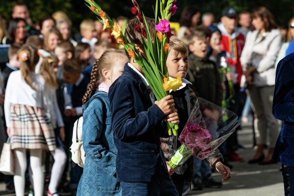 Учащиеся младших классов с букетами на торжественной линейке в рижской школе №88. - Sputnik Латвия