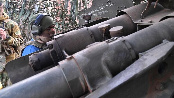 Боец артиллерийского расчета ЧВК Вагнер на позициях в ходе спецоперации в ДНР - Sputnik Латвия