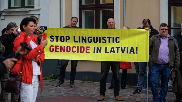 В Риге, рядом со зданием Сейма, прошел митинг РСЛ против полного перевода образования на латышский язык - Sputnik Латвия