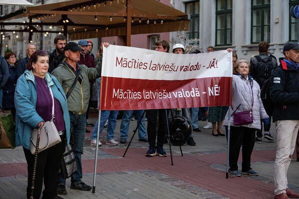 Участники митинга с плакатом. - Sputnik Латвия