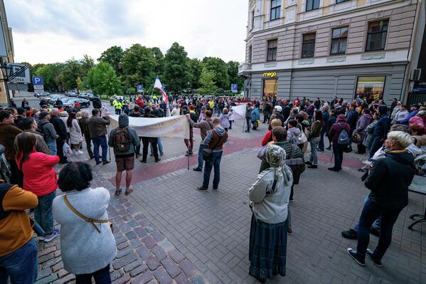 В Риге, рядом со зданием Сейма, прошел митинг РСЛ против полного перевода образования на латышский язык. - Sputnik Латвия