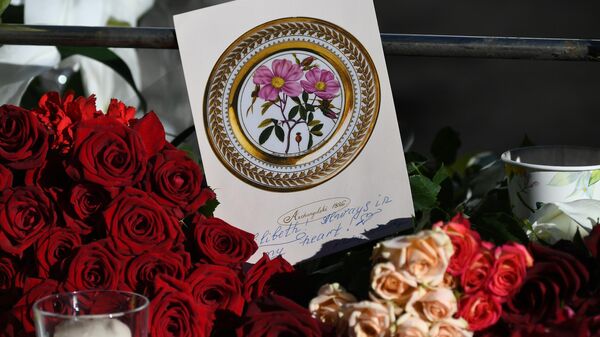 Цветы у посольства Великобритании в память о королеве Елизавете II - Sputnik Латвия