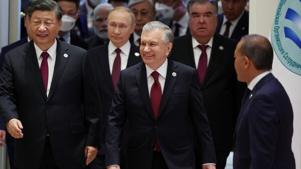Председатель КНР Си Цзиньпин, президент РФ Владимир Путин, президент Узбекистана Шавкат Мирзиёев и президент Таджикистана Эмомали Рахмон (слева направо) на саммите ШОС в Самарканде - Sputnik Латвия