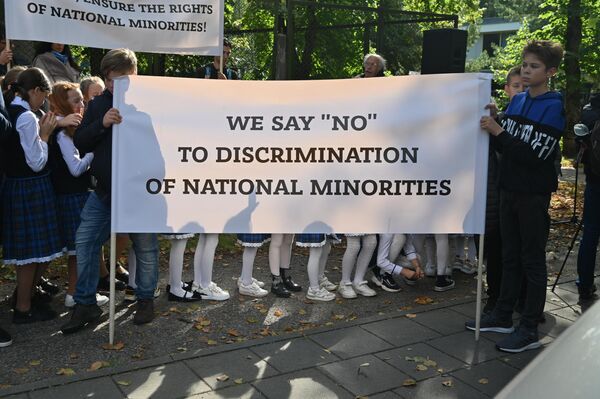 Надпись на плакате: &quot;Мы говорим &quot;нет&quot; дискриминации нацменьшинств&quot;. - Sputnik Латвия