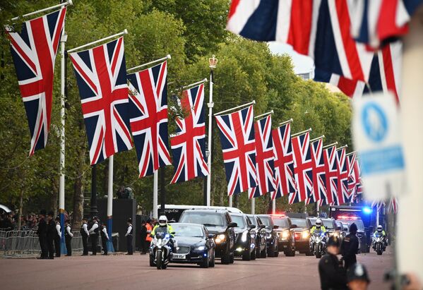 Кортеж президента США Джо Байдена прибывает к Вестминстерскому дворцу в Лондоне, где проходит прощание с королевой Великобритании Елизаветой II. - Sputnik Латвия