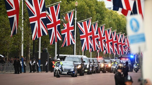 Кортеж прибывает к Вестминстерскому дворцу в Лондоне, где проходит прощание с королевой Великобритании Елизаветой II - Sputnik Латвия