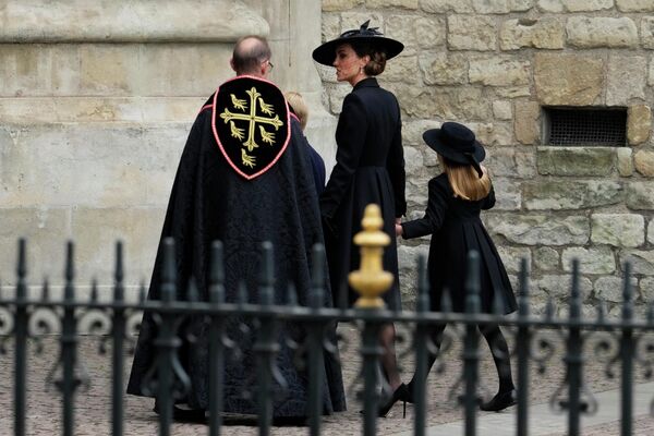 Кейт, принцесса Уэльская, прибывает на панихиду в Вестминстерское аббатство. - Sputnik Латвия