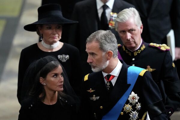 Король Испании Филипп VI и королева Летиция во время похорон королевы Елизаветы II в Вестминстерском аббатстве в центре Лондона. - Sputnik Латвия