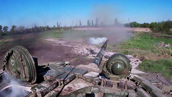 Боевая работа экипажа танка Т-72 в ходе специальной военной операции - Sputnik Латвия