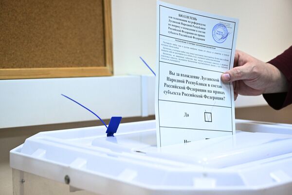Мужчина голосует на референдуме о присоединении Луганской народной республики к России на избирательном участке в посольстве ДНР в Москве. - Sputnik Латвия