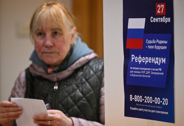 Женщина голосует на референдуме на избирательном участке в посольстве ДНР в Москве - Sputnik Латвия