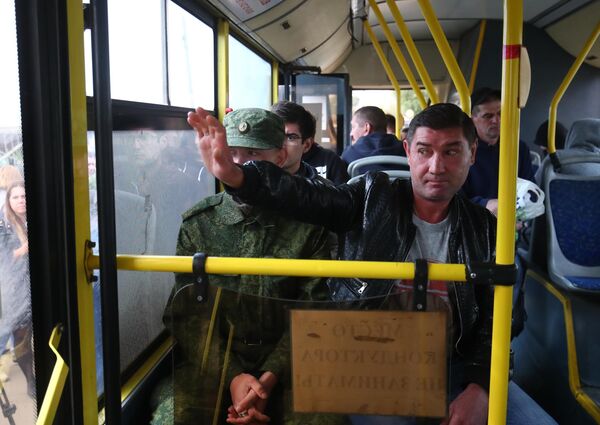 Мужчины, призванные на воинскую службу в ходе частичной мобилизации, в автобусе возле военного комиссариата Волгограда - Sputnik Латвия