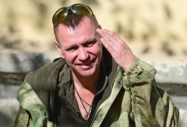 Мужчина, призванный на воинскую службу в ходе частичной мобилизации, возле военного комиссариата в Чите - Sputnik Латвия