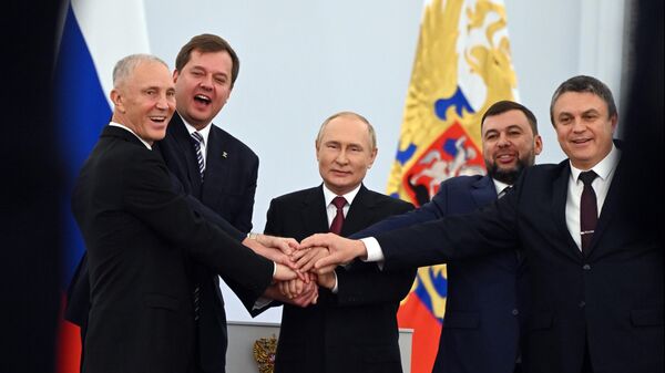 Церемония подписания договоров о вхождении в РФ ДНР, ЛНР, Запорожской и Херсонской областей - Sputnik Латвия
