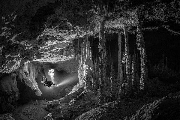 Снимок фотографа Тома Сент-Джорджа из Мексики, победивший в категории Ocean Adventure Photographer of the Year. Дайвер в подводной пещере. - Sputnik Латвия