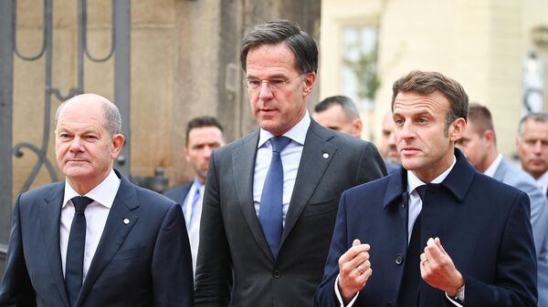 Канцлер ФРГ Олаф Шольц, премьер-министр Нидерландов Марк Рютте и президент Франции Эмманюэль Макрон (слева направо) на неформальном саммите в Праге - Sputnik Латвия