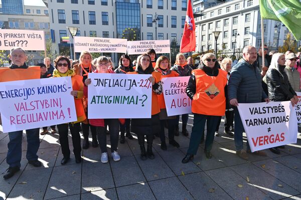 На акцию протеста пришло много людей с плакатами.  - Sputnik Латвия
