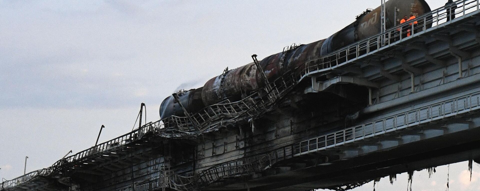Железнодорожные составы с цистернами на Крымском мосту, на автомобильной части которого со стороны Таманского полуострова произошел подрыв грузового автомобиля, 8 октября 2022 года - Sputnik Латвия, 1920, 12.10.2022