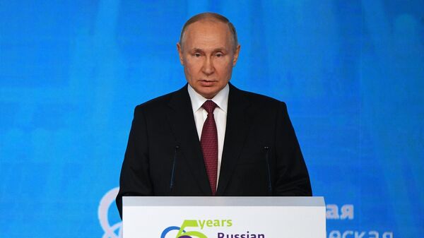 Президент РФ Владимир Путин участвует в Российской энергетической неделе - Sputnik Латвия