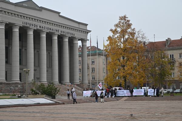 В четверг напротив здания Сейма прошла акция, организованная Ассоциацией муковисцидоза. - Sputnik Латвия