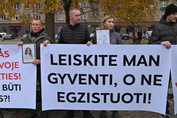 Надпись на плакате: &quot;Позвольте мне жить, а не существовать!&quot; - Sputnik Латвия