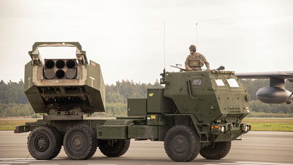 Реактивная система залпового огня HIMARS в аэропорту Лиепаи - Sputnik Латвия