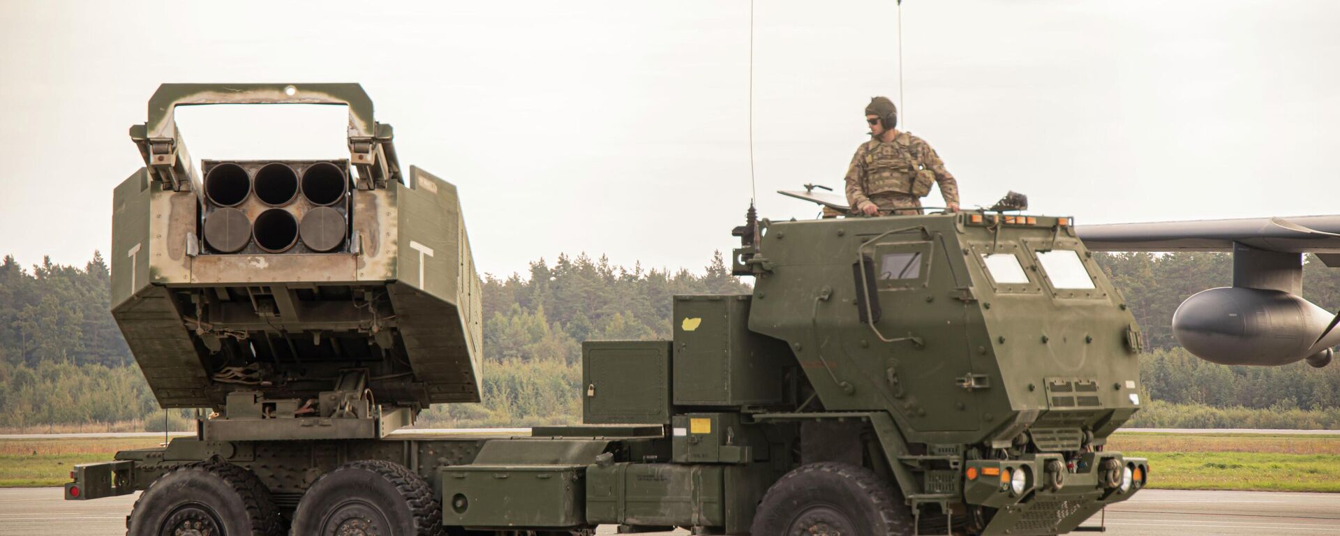 Реактивная система залпового огня HIMARS в аэропорту Лиепаи - Sputnik Латвия, 1920, 20.03.2026