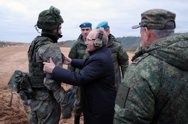 Глава государства убедился в качественной экипировке военнослужащих. - Sputnik Латвия