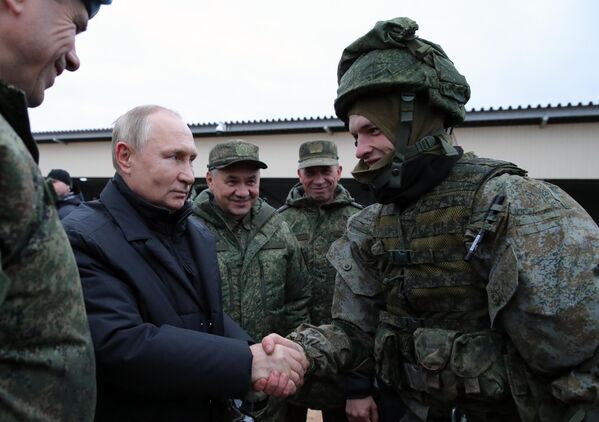 Глава государства проверил ход подготовки мобилизованных военнослужащих. - Sputnik Латвия