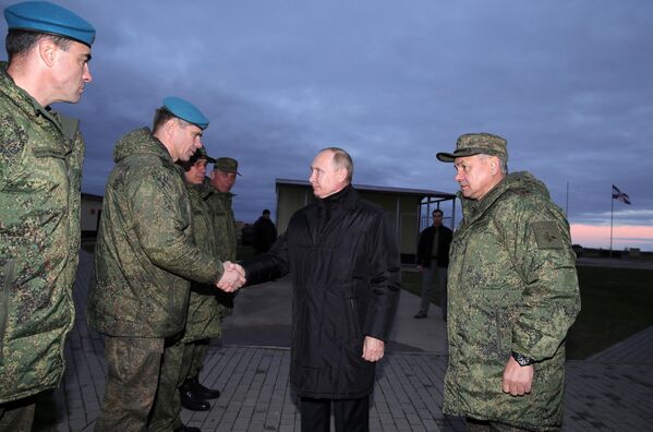 По приезде президента встретили министр обороны РФ Сергей Шойгу и офицеры. - Sputnik Латвия