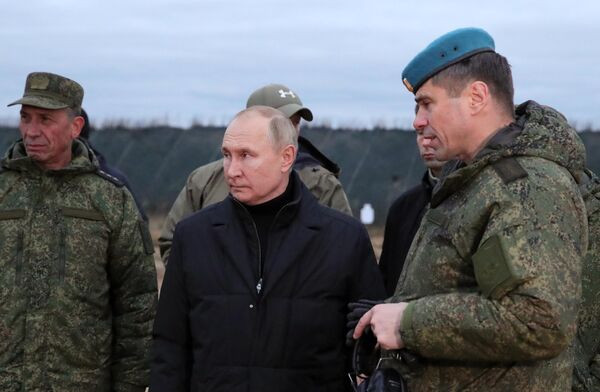 Путину рассказали о прохождении мобилизованными курса подготовки по различным военно-учетным специальностям, а также боевого слаживания в составе подразделений. - Sputnik Латвия