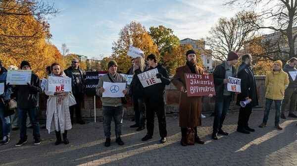 В Риге прошло шествие против обязательной военной службы - Sputnik Латвия