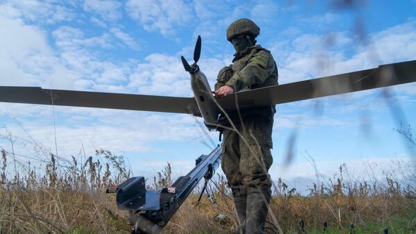 Военнослужащий ВС РФ запускает разведывательный БПЛА в зоне спецоперации - Sputnik Латвия