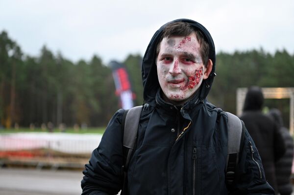 На фото: участник забега Zombie Run 2022. - Sputnik Латвия